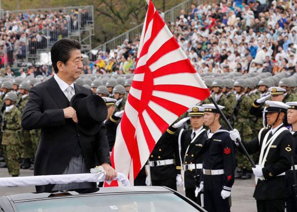 پرچم خورشید تابان در کنار شینزو آبه نخست وزیر کشته شده