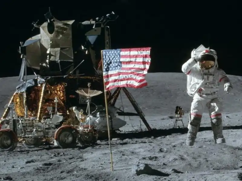 اولین پرچم نصب شده بر روی کره ماه